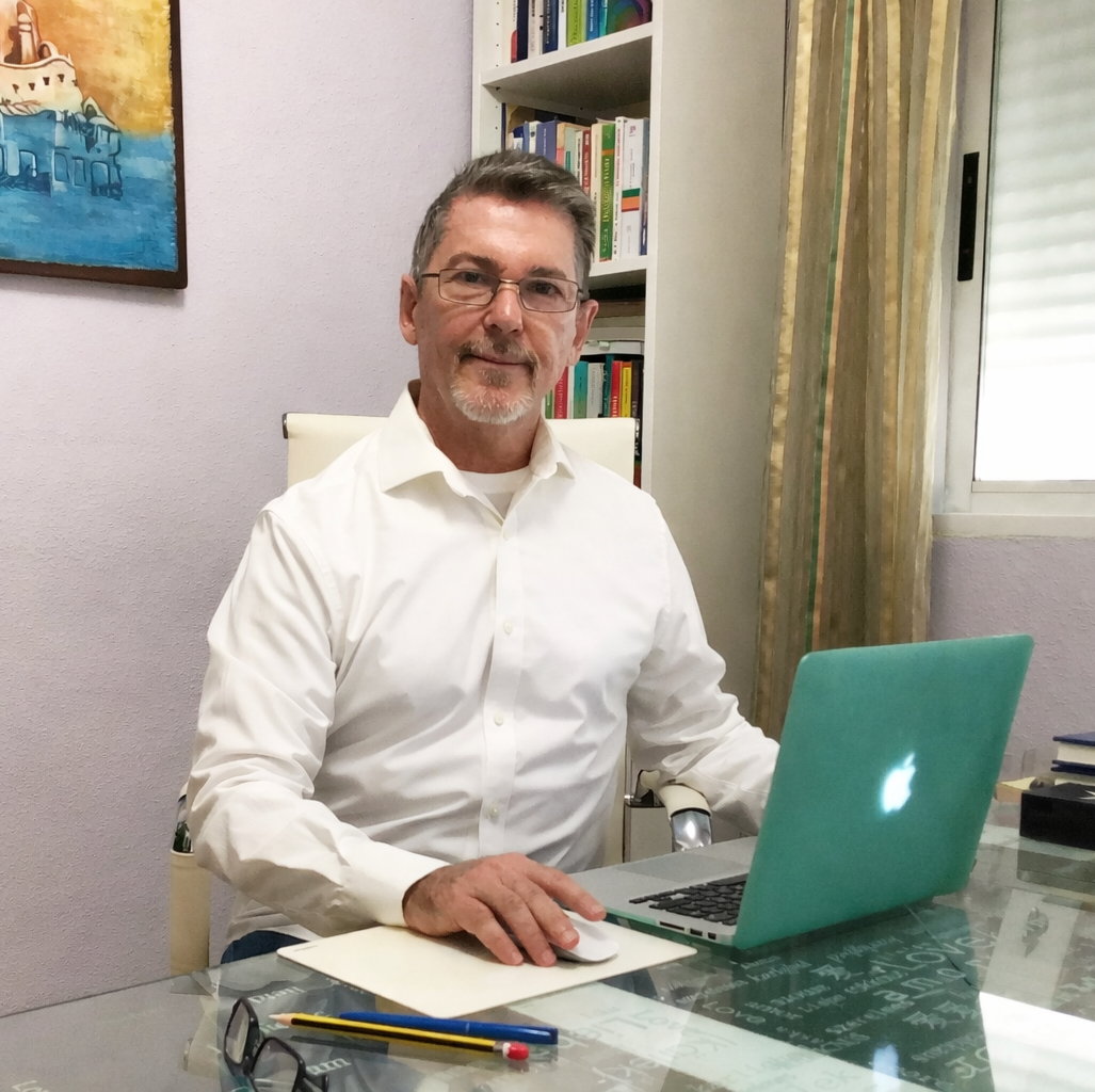 Rainiero García, psicólogo en Murcia en su consulta