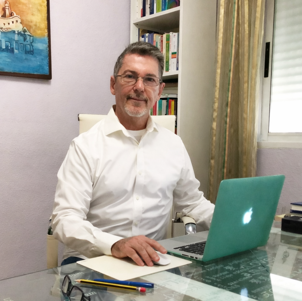 Rainiero García, psicólogo en Murcia en su consulta
